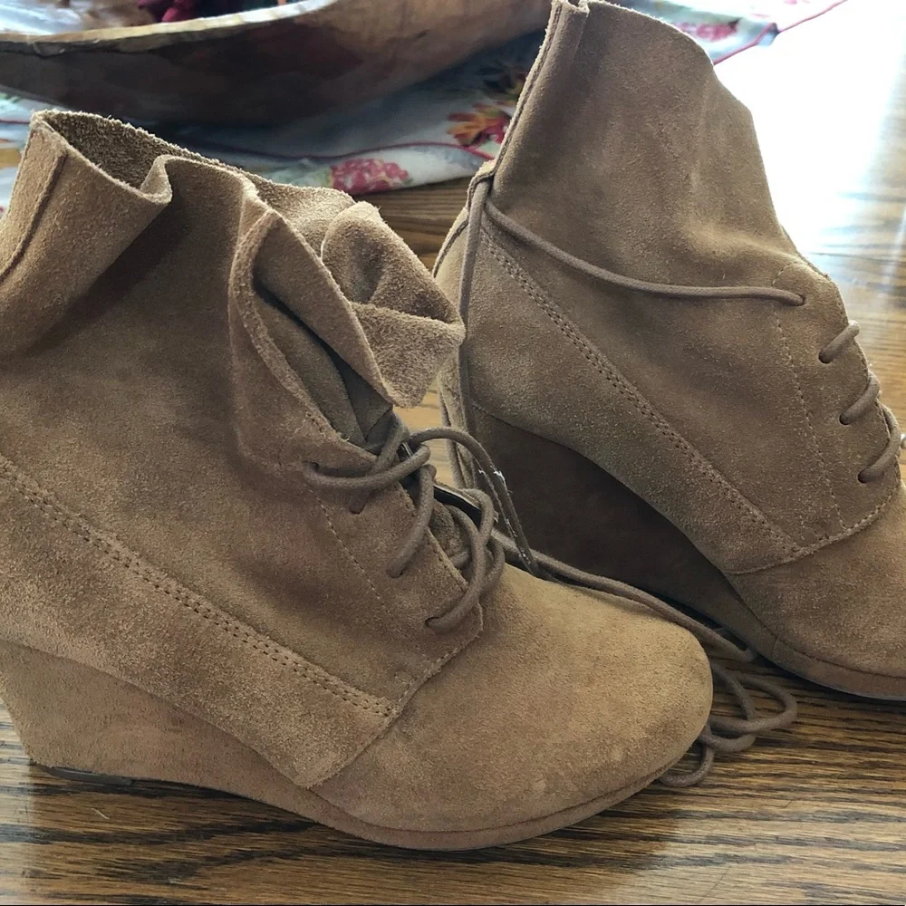 SOLE/SOCIETY Brown Tan Suede Wedge Heel Boots - Picture 2 of 2